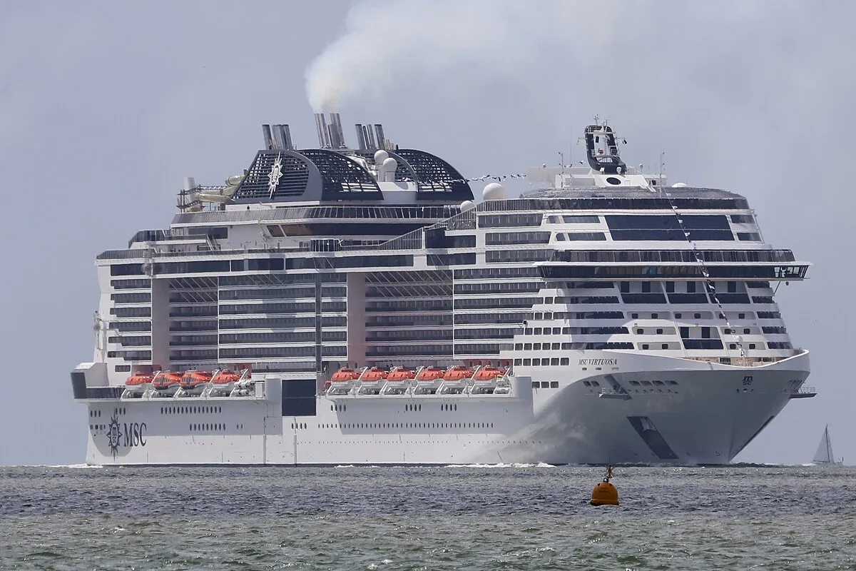 Navio MSC Virtuosa navegando, o cruzeiro que embarca em Maceió às quartas