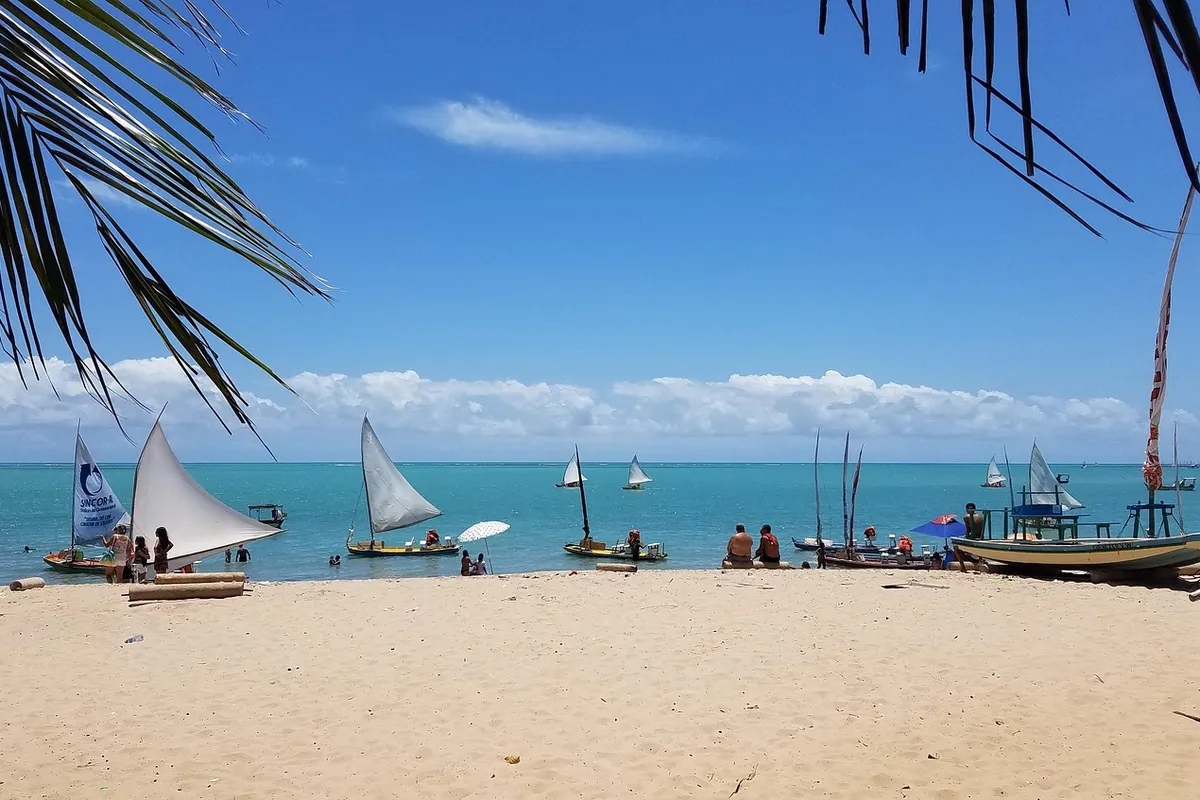 Pôr do sol na praia da Pajuçara, em Maceió, orla vizinha ao porto de Jaraguá