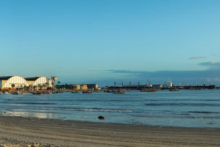 Porto de Jaraguá visto da praia, em Maceió, onde fica o terminal de passageiros dos cruzeiros