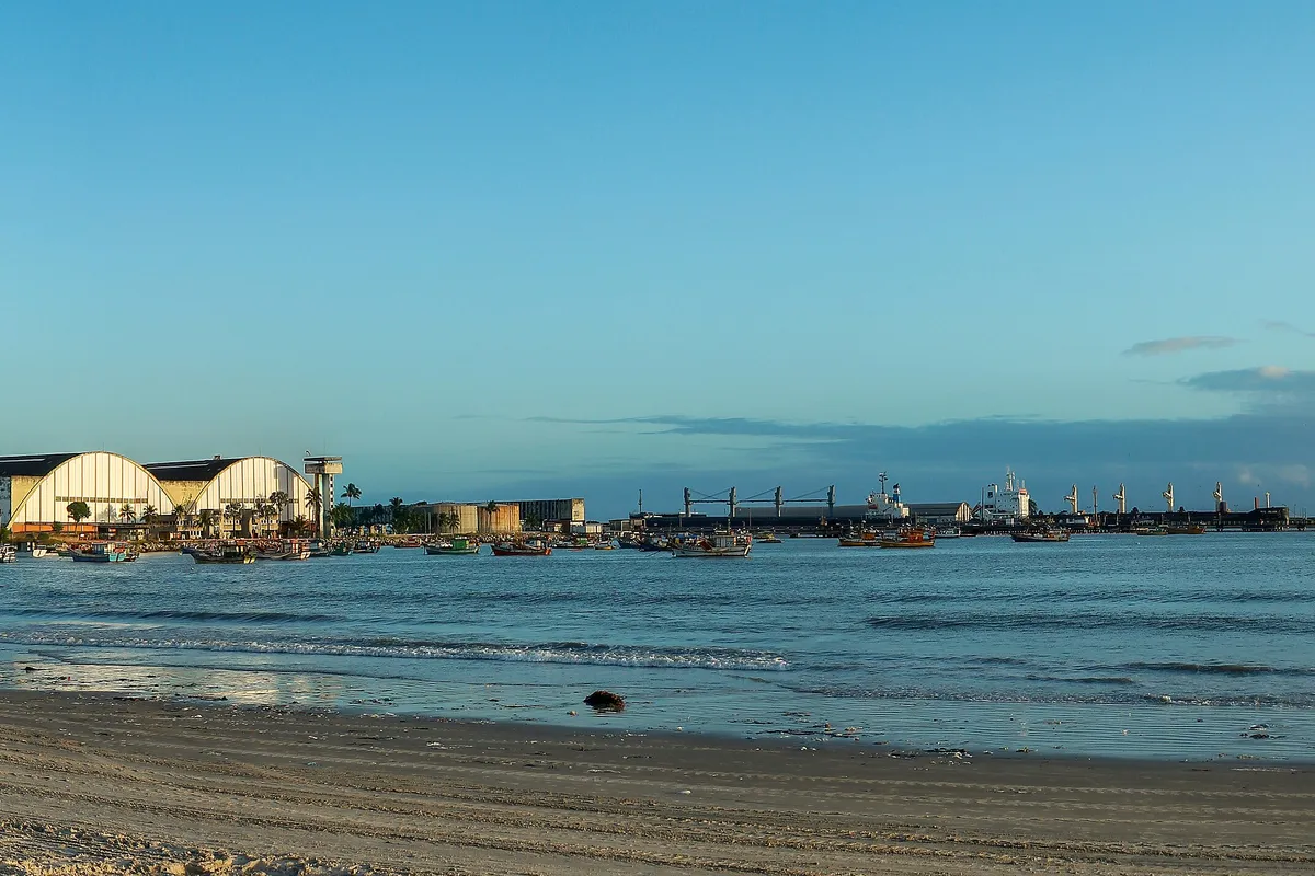 Porto de Jaraguá visto da praia, em Maceió, onde fica o terminal de passageiros dos cruzeiros