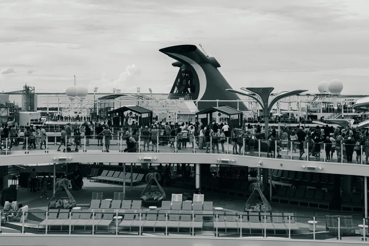 Deck de navio de cruzeiro cheio de passageiros nas Bahamas