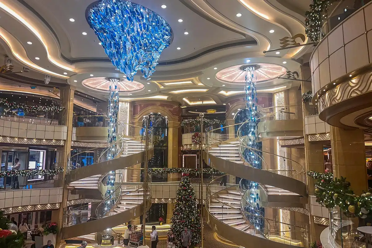 Árvore e decoração de Natal no salão de um navio de cruzeiro