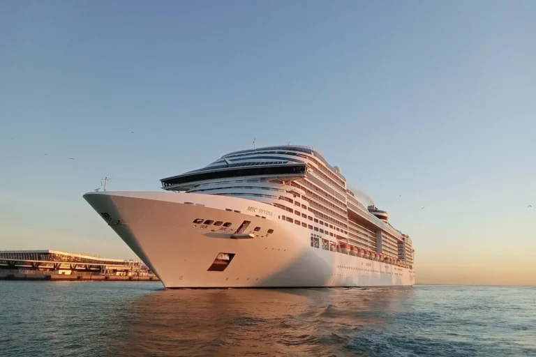 MSC Divina manobrando no porto, navio dos 15 cruzeiros temáticos de 2026/2027