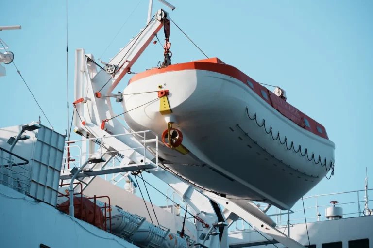 Bote salva-vidas no convés de navio de passageiros, equipamento treinado no curso STCW