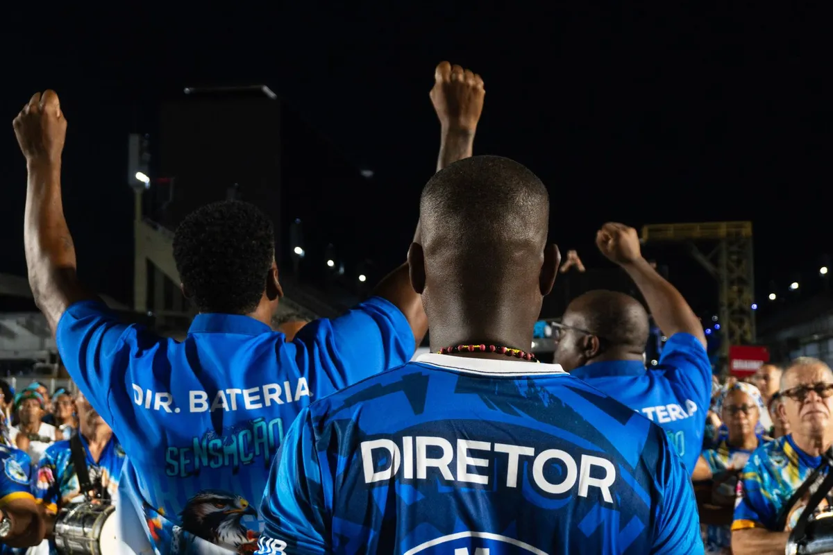 Diretores e bateria de uma escola de samba reunidos à noite no Sambódromo do Rio