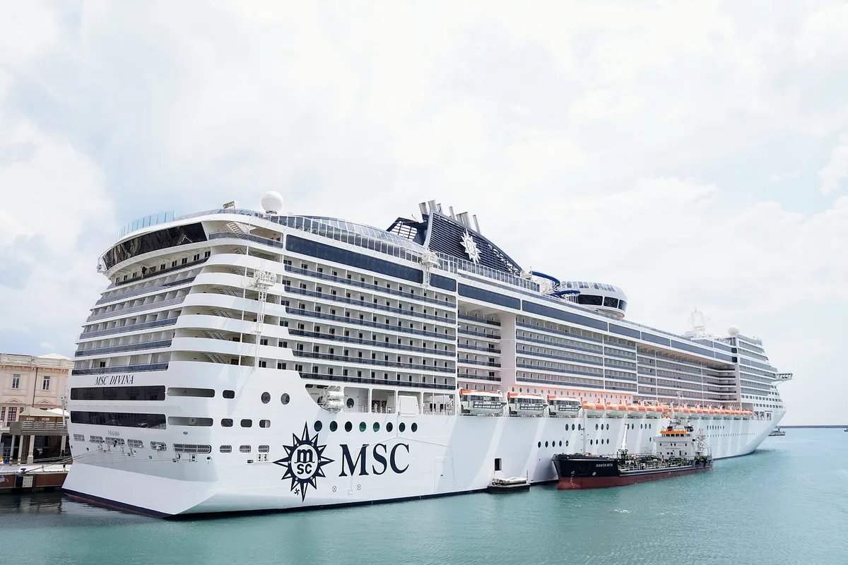 MSC Divina atracado, navio com saídas em março