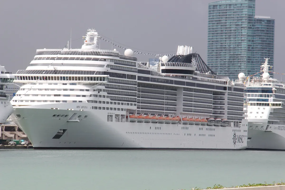MSC Divina en el Puerto de Miami, vista lateral de las cubiertas