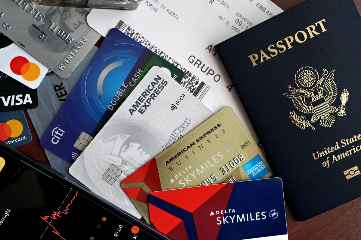 Passaporte e cartões organizados para viagem