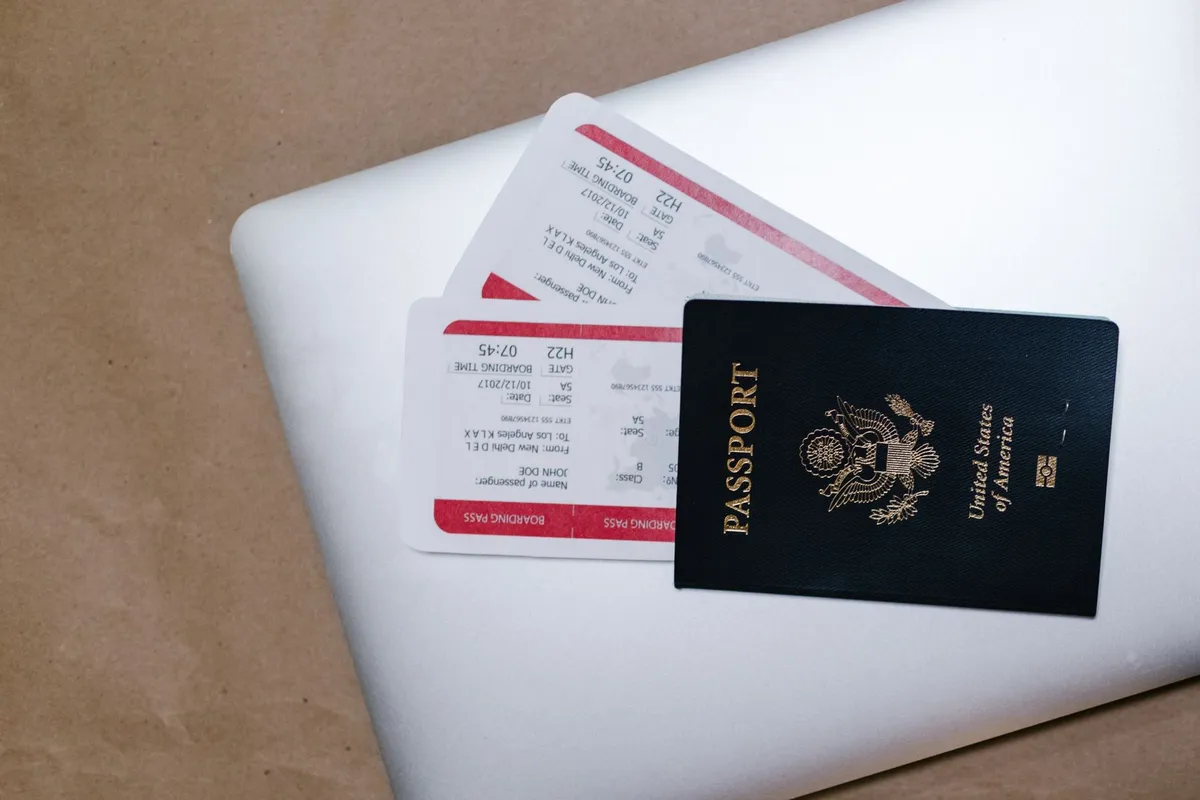 Passaporte e cartões de embarque sobre um computador