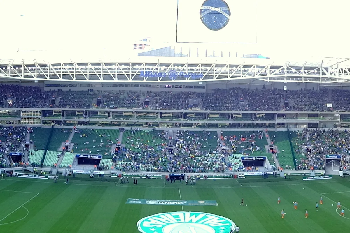 Vista interna panorâmica do Allianz Parque em São Paulo