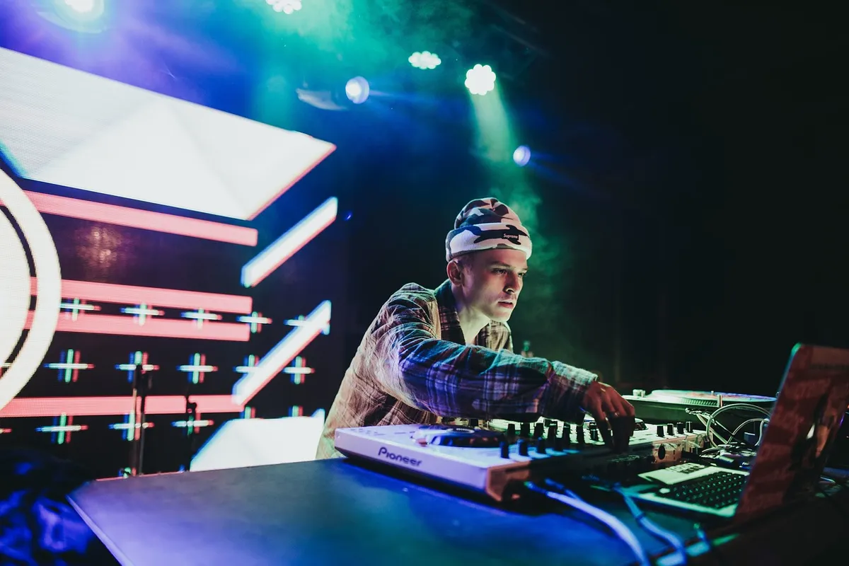 Público dança diante do DJ em festival de música eletrônica