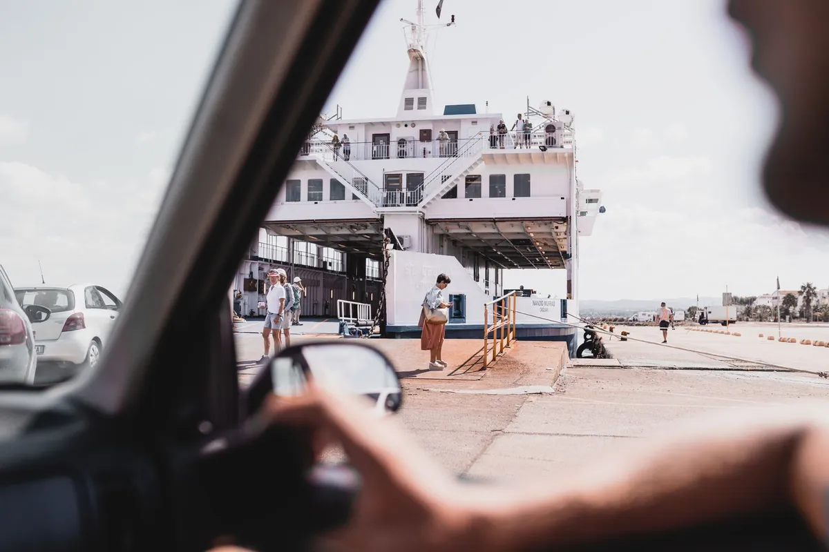 Passageiros no cais ao lado de um navio de cruzeiro atracado