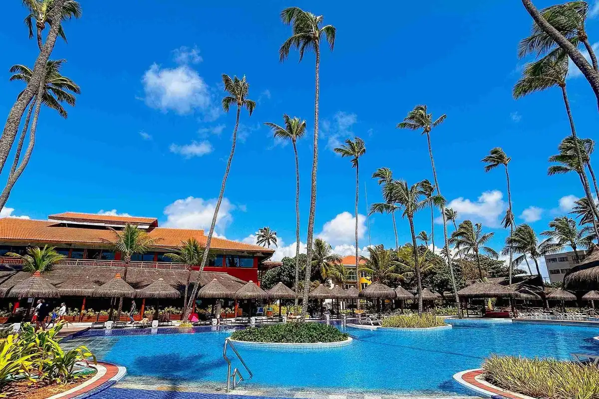 Piscina principal do Enotel Porto de Galinhas, com coqueiros e área de lazer