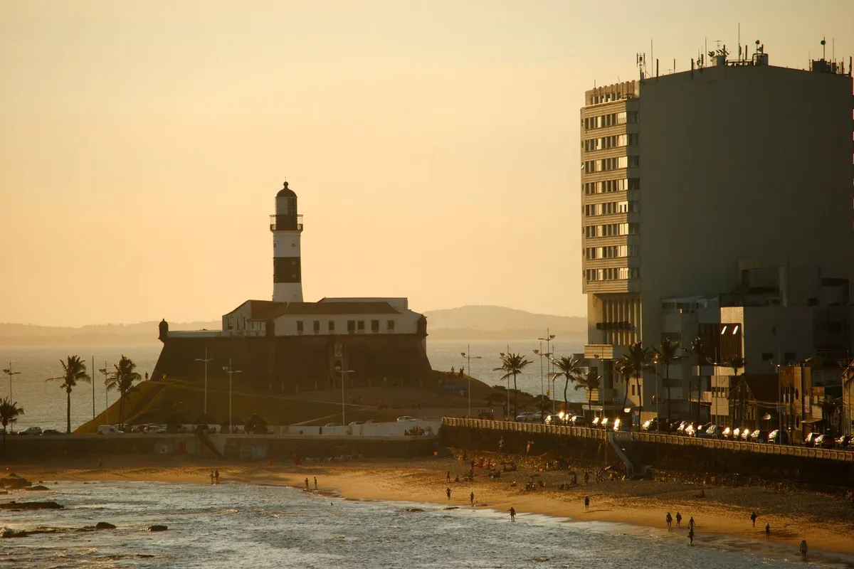 Farol da Barra ao pôr do sol, em Salvador