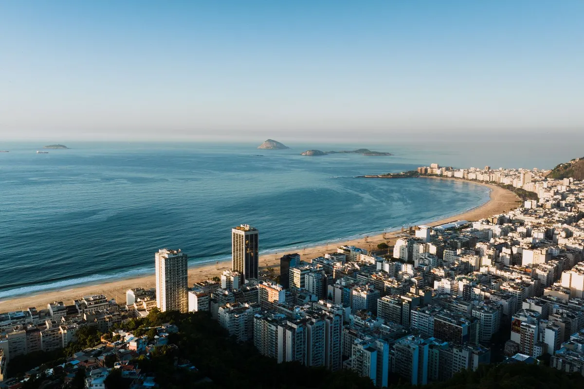 Vista aérea da praia de Copacabana e do Leme com os prédios da orla, onde ficam os hotéis das festas de réveillon