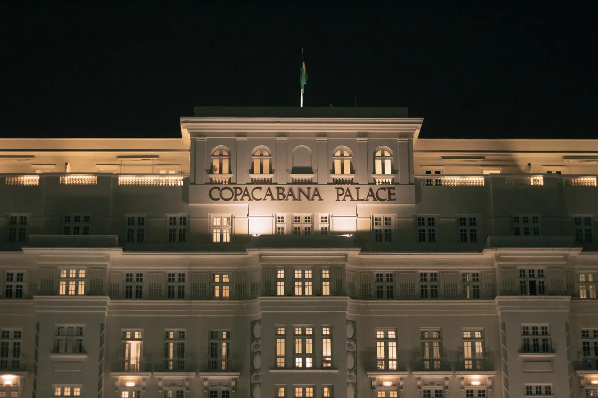 Fachada iluminada do Copacabana Palace, na Avenida Atlântica, à noite