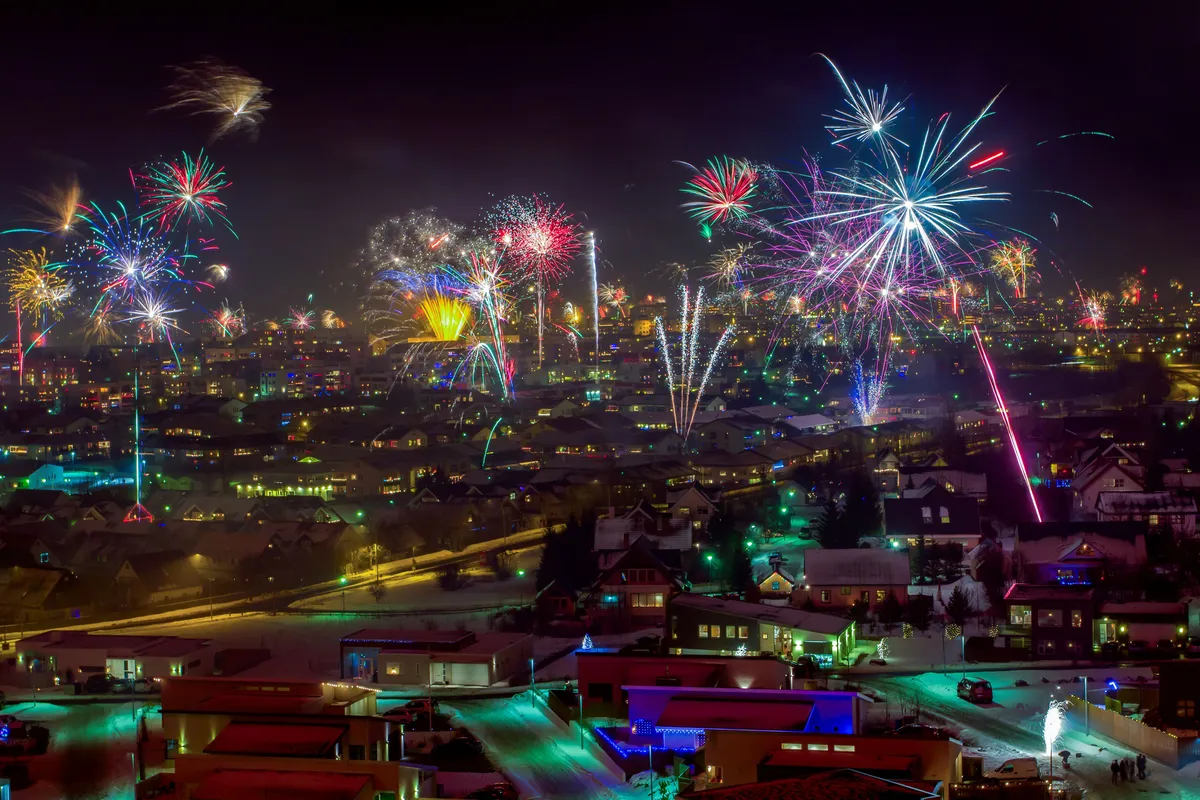 Fogos coloridos sobre Reykjavík à noite