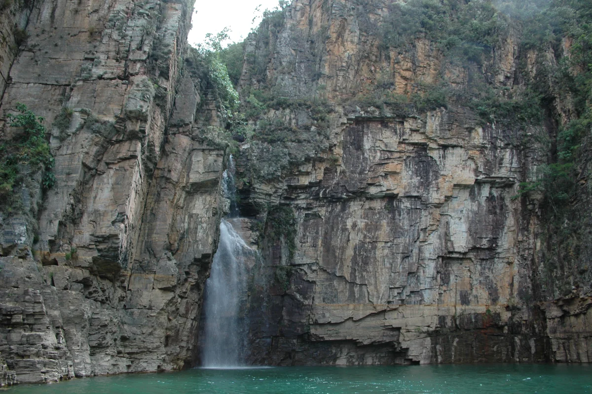 Paredão rochoso da represa de Furnas em Capitólio