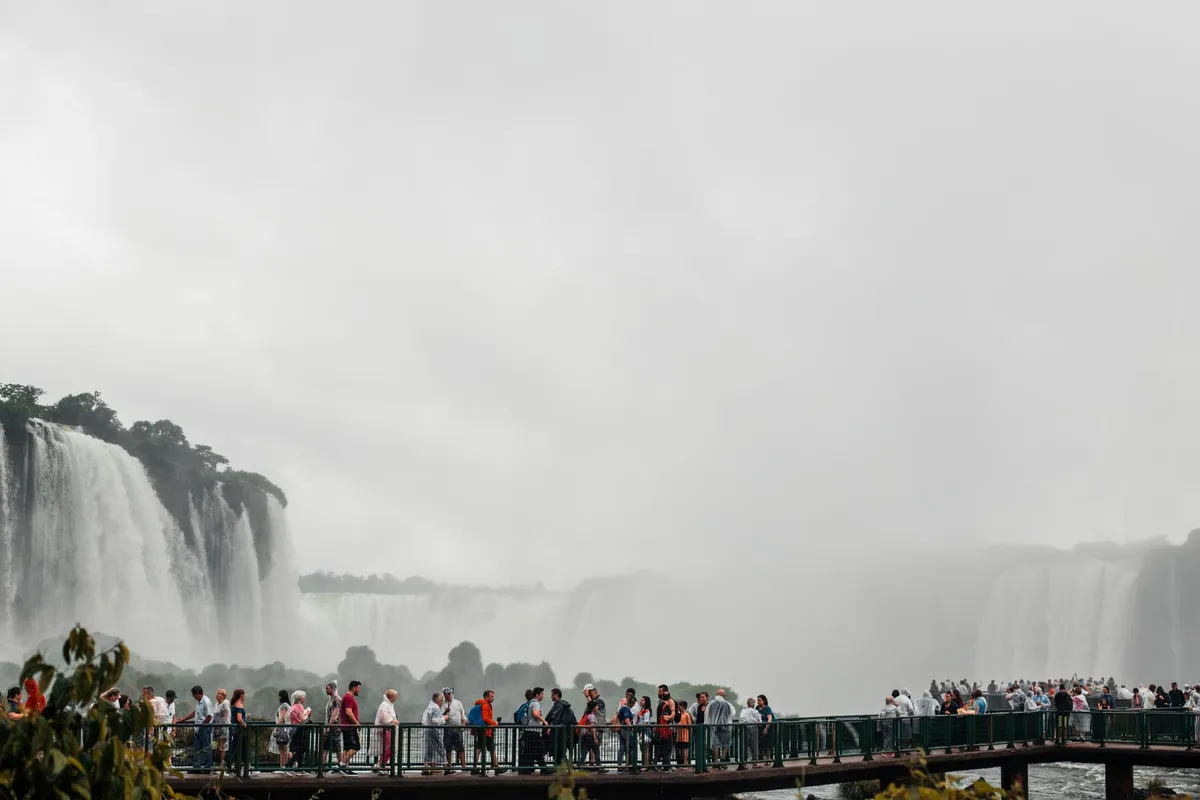 Cataratas do Iguaçu vistas da passarela em Foz do Iguaçu