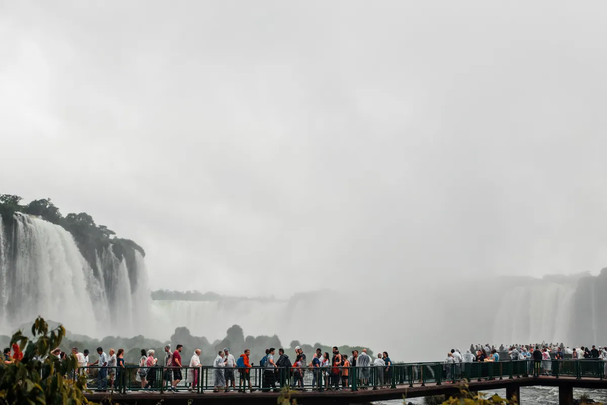 Cataratas do Iguaçu e passarela de observação no lado brasileiro