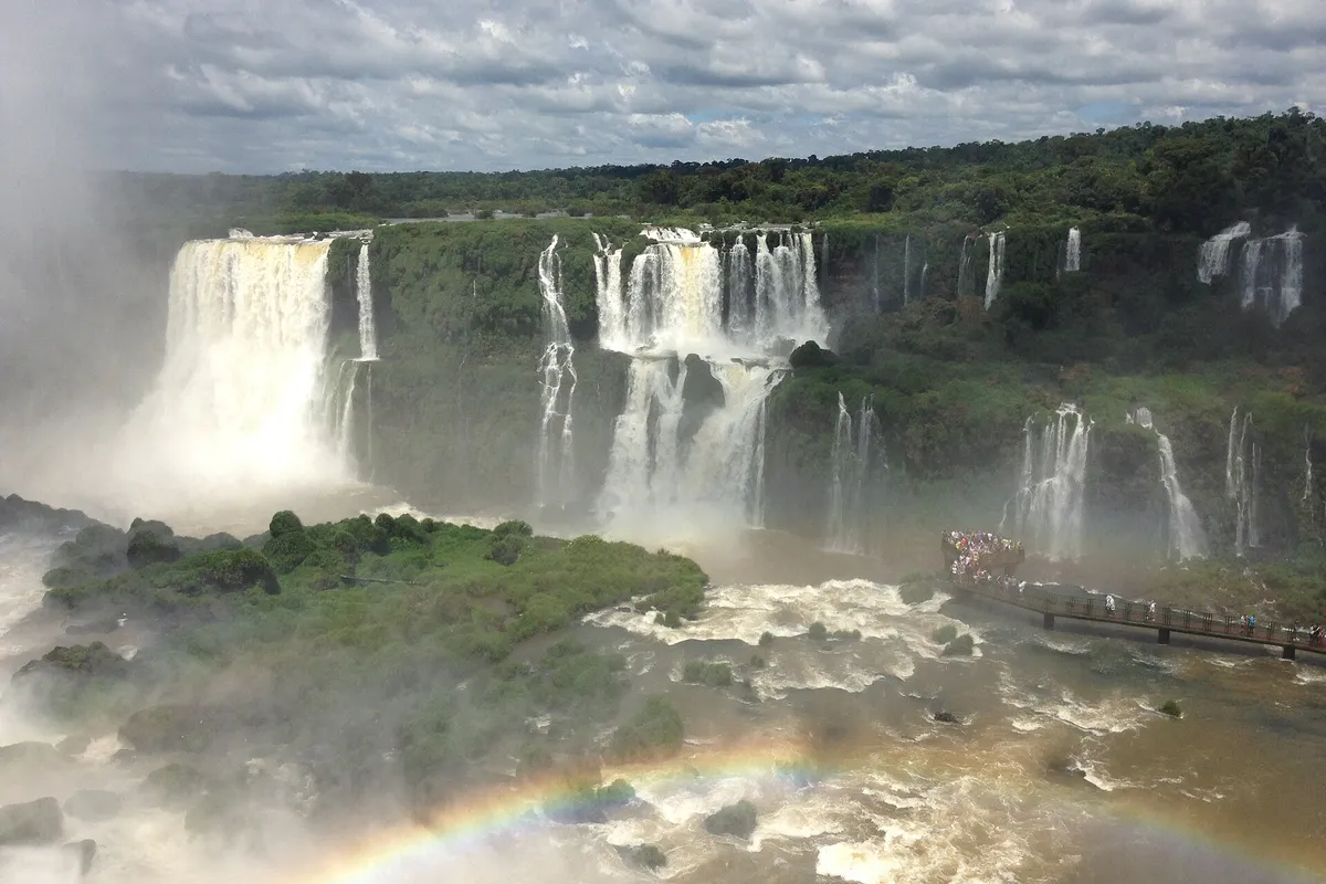 Passarela diante das quedas das Cataratas do Iguaçu em Foz do Iguaçu