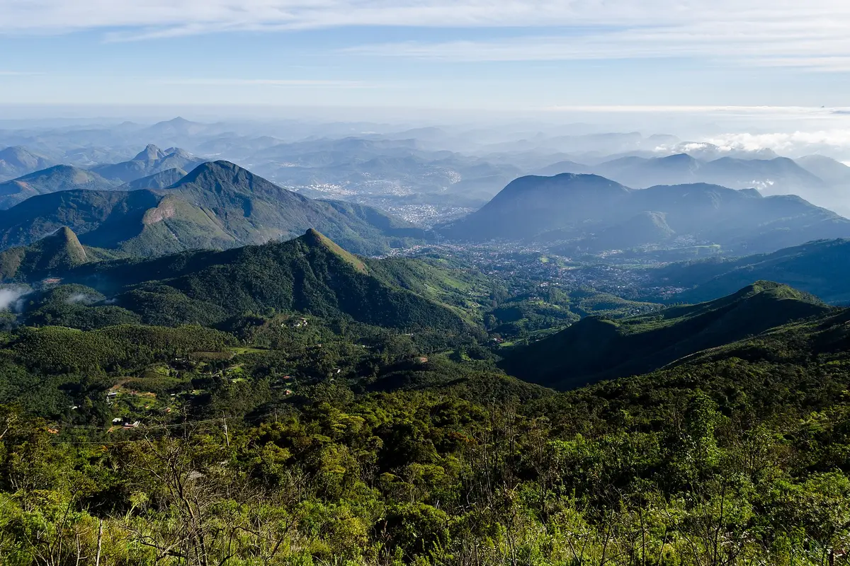 Nova Friburgo vista do Pico da Caledônia entre montanhas