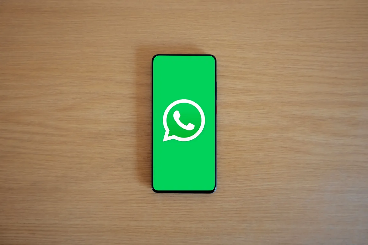 Ícone do WhatsApp na tela de um celular