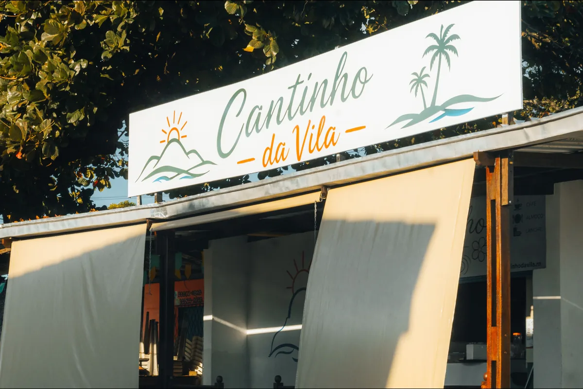Comércio local e coqueiros em São Miguel do Gostoso, destino de réveillon no RN