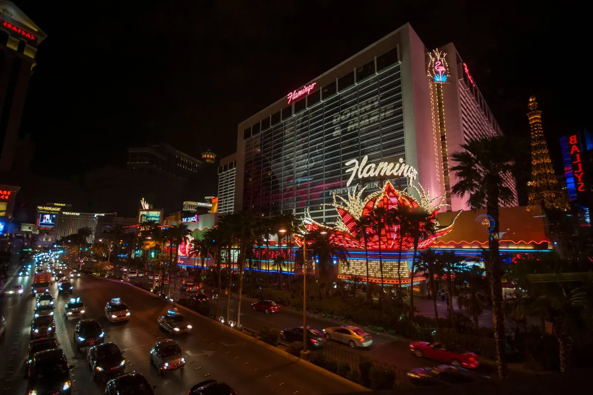 Hotel Flamingo e movimento noturno na Las Vegas Strip