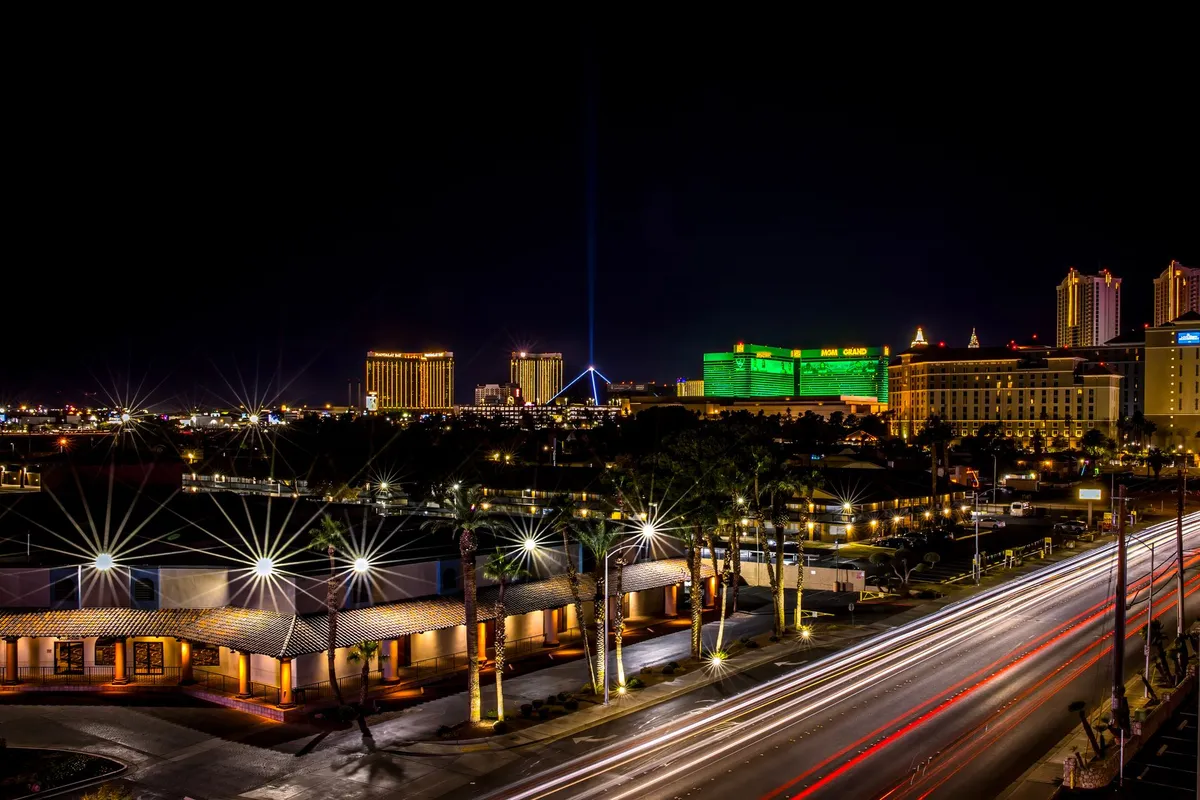 Hotéis da Las Vegas Strip iluminados à noite