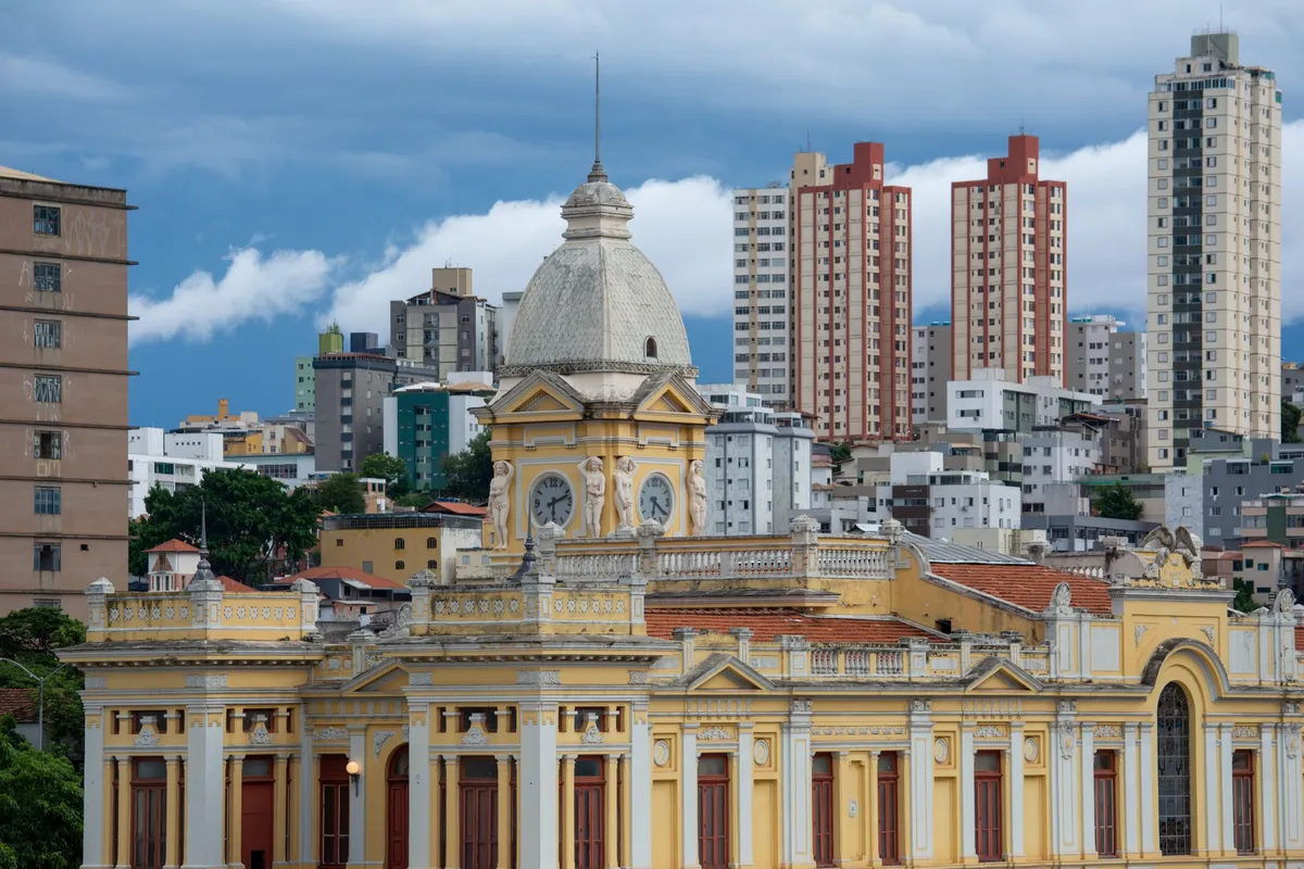 Prédio histórico da Estação Central e prédios do centro de Belo Horizonte