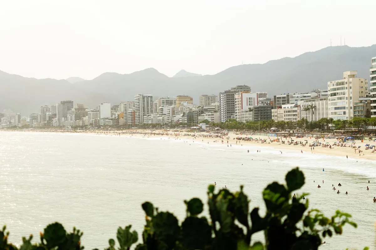 Praia de Ipanema com o Morro Dois Irmãos ao fundo, Rio de Janeiro
