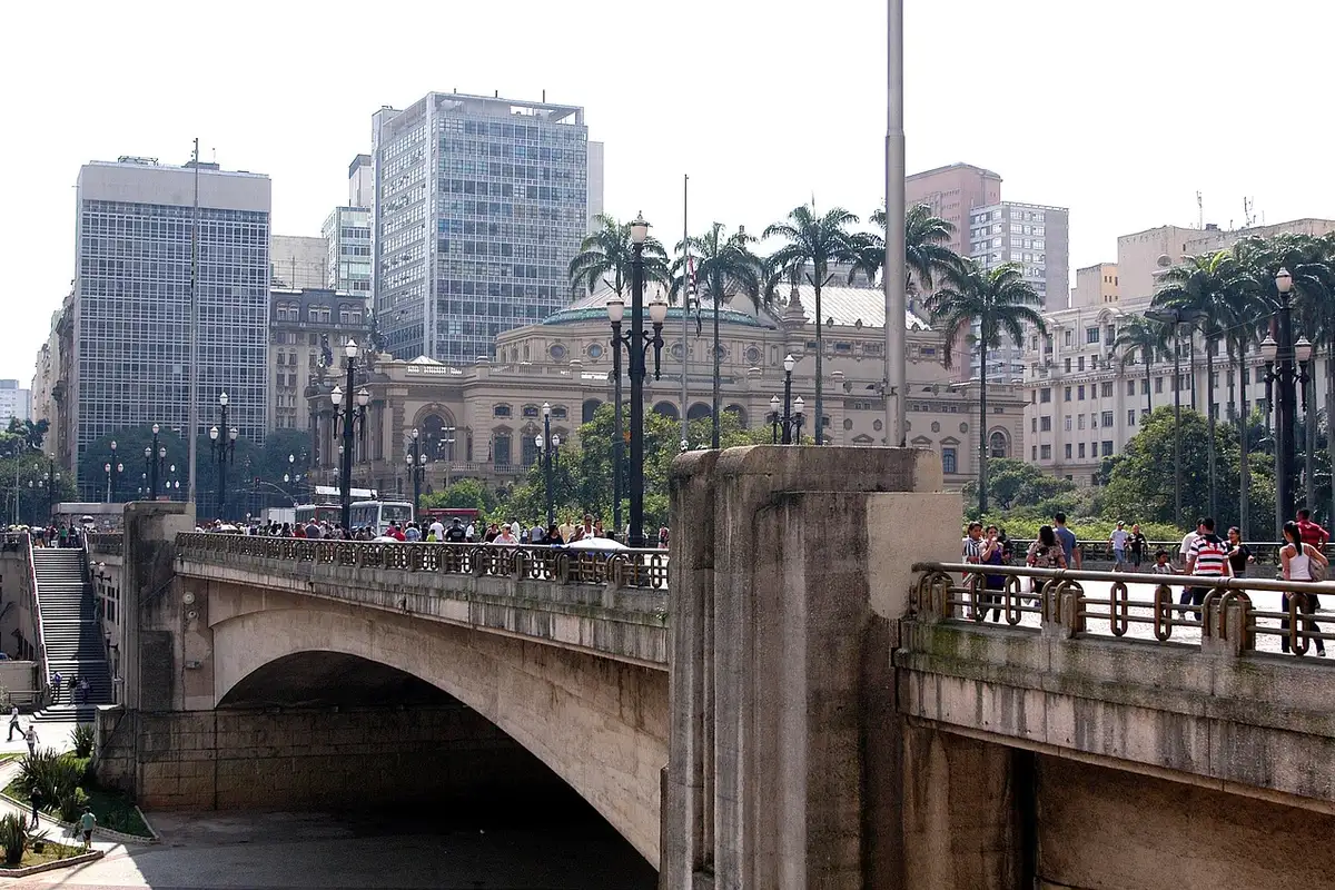 Viaduto do Chá e Vale do Anhangabaú, no centro de São Paulo