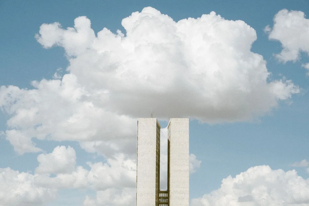 Congresso Nacional e céu com nuvens em Brasília
