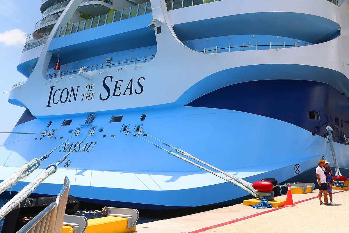 Detalhe da popa do Icon of the Seas atracado em Cozumel, no México
