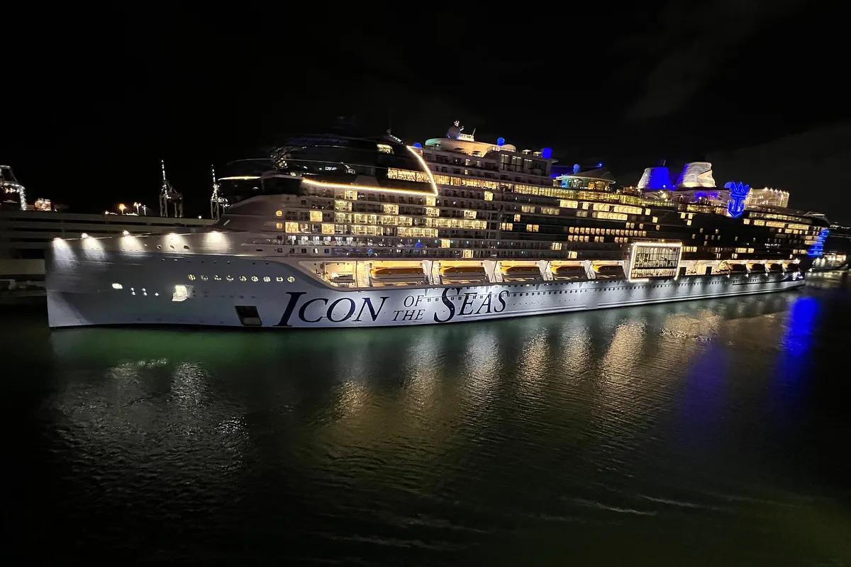 Icon of the Seas iluminado em PortMiami antes do amanhecer