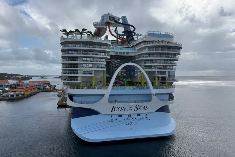 Popa do Icon of the Seas com varandas e toboáguas, atracado no Caribe