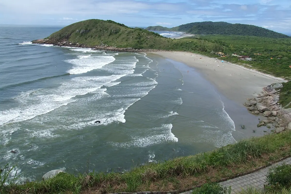 Praia e morros da Ilha do Mel, em Paranaguá, no Paraná