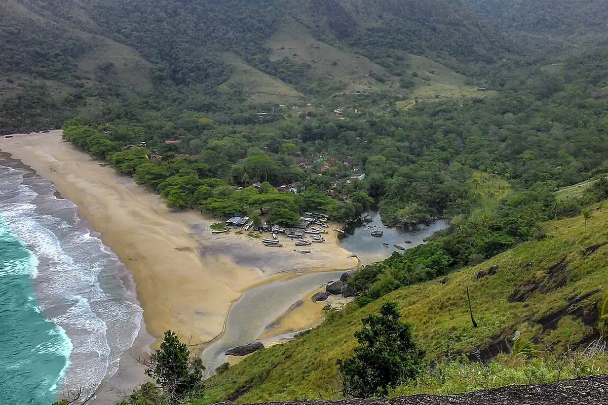 Vista aérea da Praia do Bonete, no sul de Ilhabela, cercada de mata
