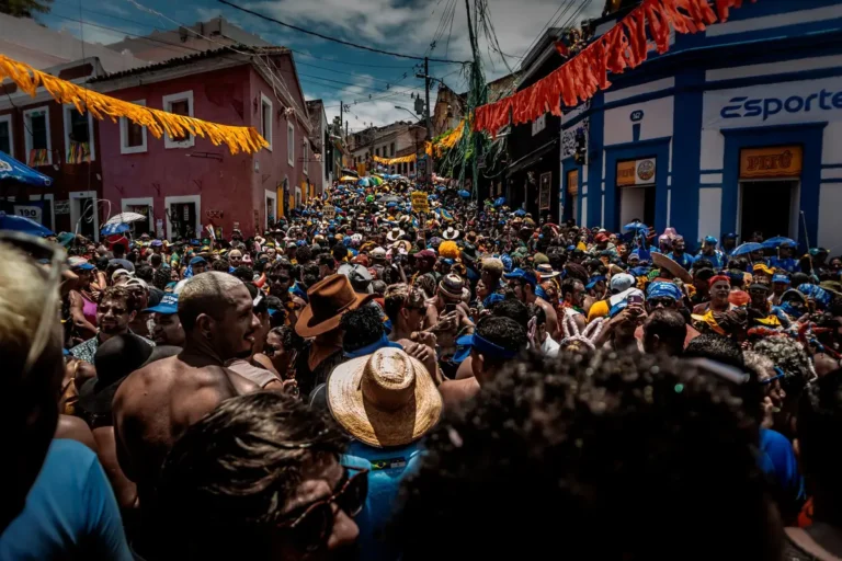 O que levar no Carnaval de rua: kit anti-furto e saúde