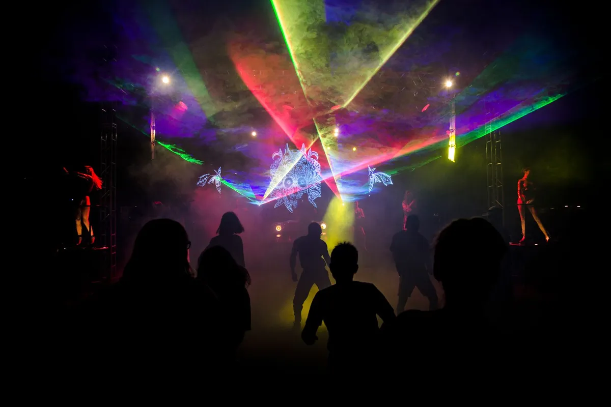 Palco de música eletrônica com luzes e público