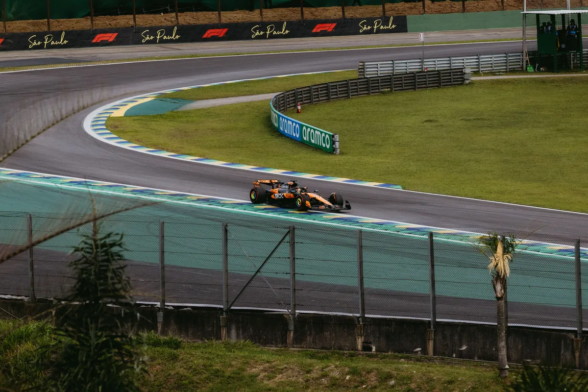 Carro de Fórmula 1 no Autódromo de Interlagos em São Paulo