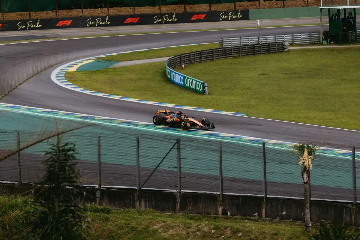 Carro de Fórmula 1 na pista do Autódromo de Interlagos, em São Paulo