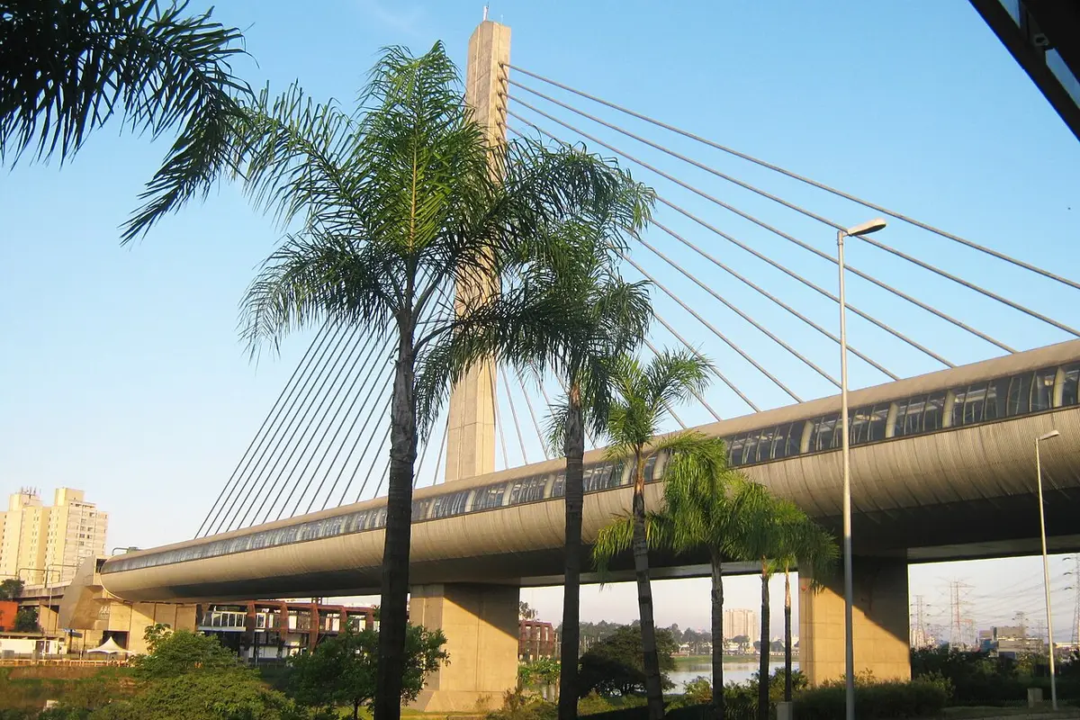 Plataforma da estação Santo Amaro do metrô de São Paulo