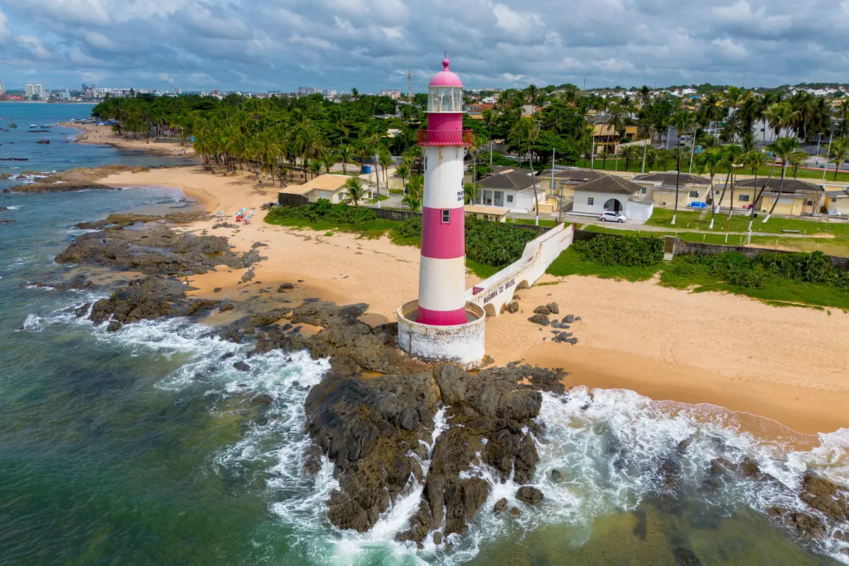 Farol de Itapuã junto à praia em Salvador