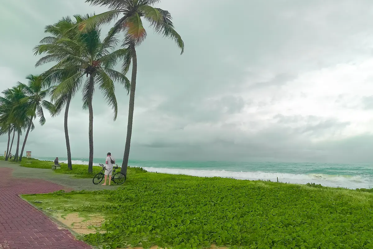 Orla da praia de Jacarecica, em Maceió (AL), com calçadão e coqueiros