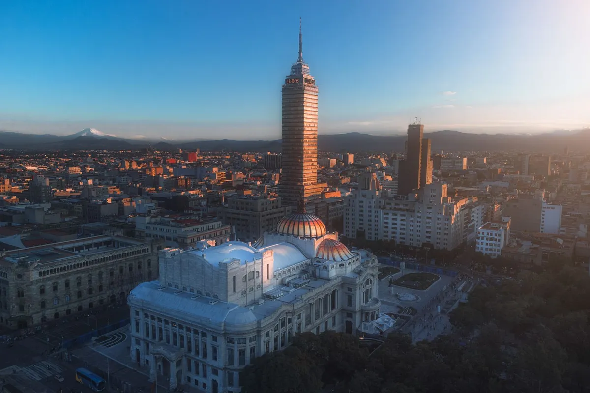 Vista da Cidade do México com prédios e avenidas