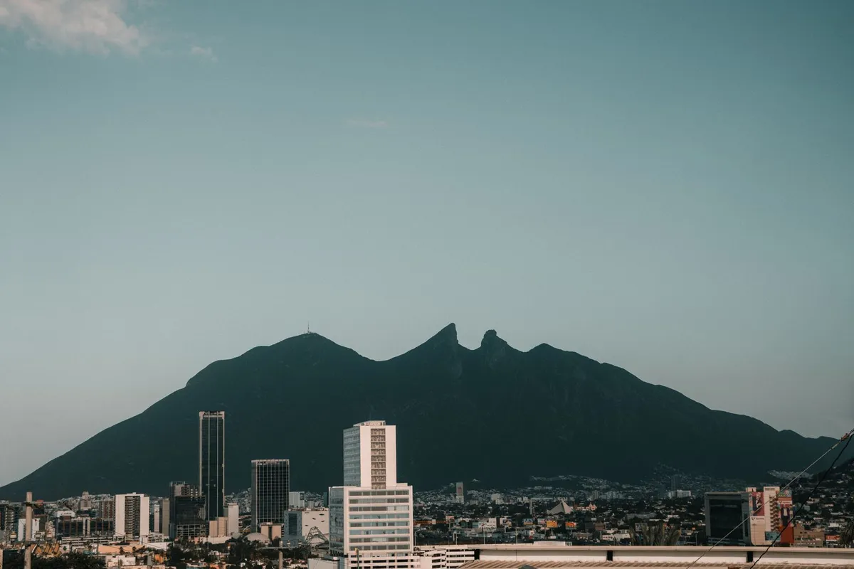 Cerro de la Silla visto de Monterrey, no México