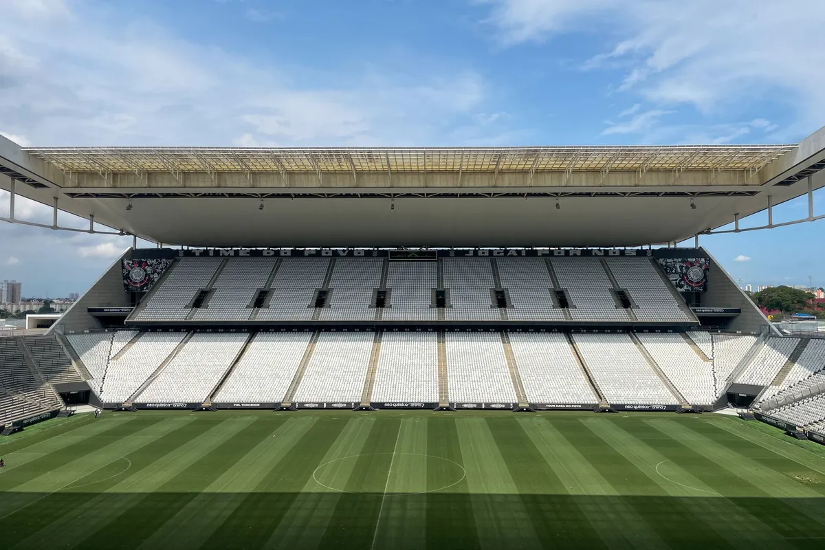 Arena em São Paulo com campo e arquibancadas