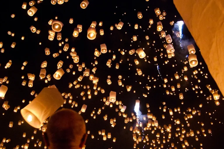Loy Krathong e Yi Peng 2026: datas e lanternas em Chiang Mai e Bangkok